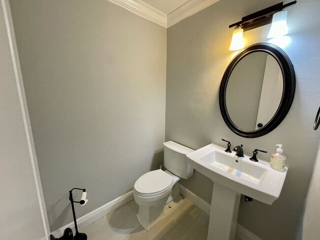 Building Photo - Updated 3 Bed 2.5 Bath Townhouse - SoHo / Hyde Park Area
