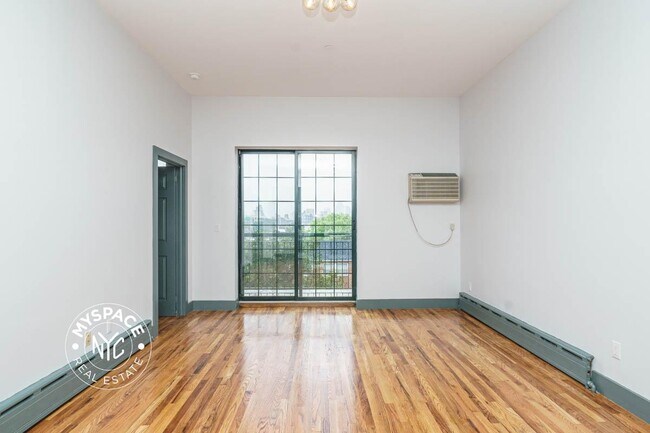 Building Photo - 52 Monitor St