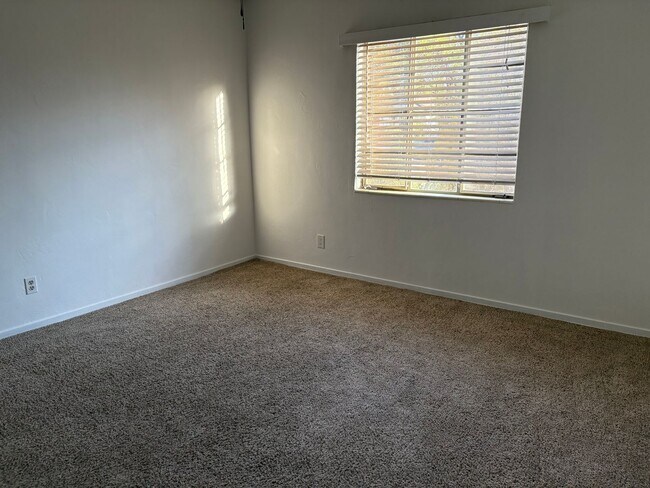 Building Photo - 2 bedroom, 1 bathroom house near Universit...