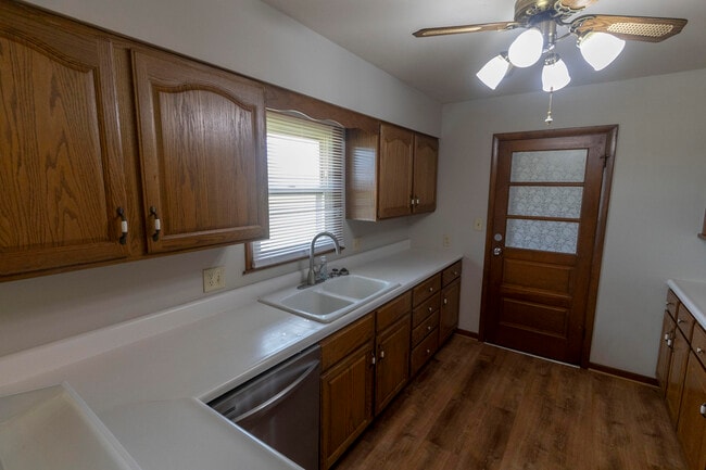 Building Photo - 1213 E Smiley Ln