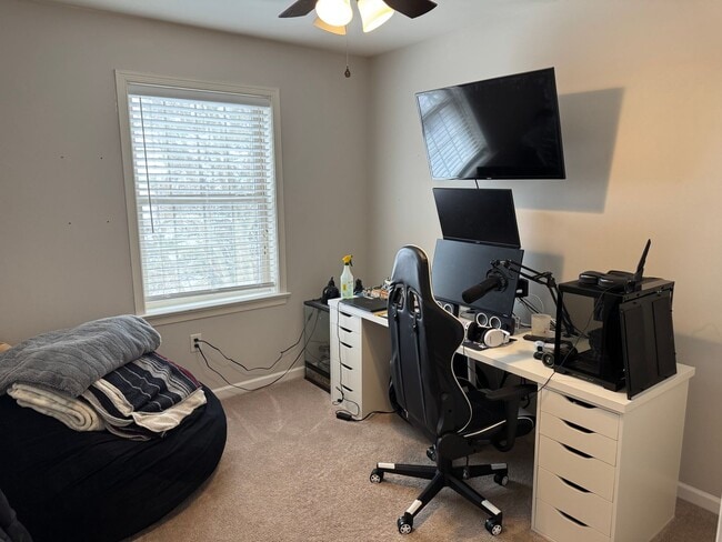 Building Photo - Beautiful Three Bedroom Townhouse