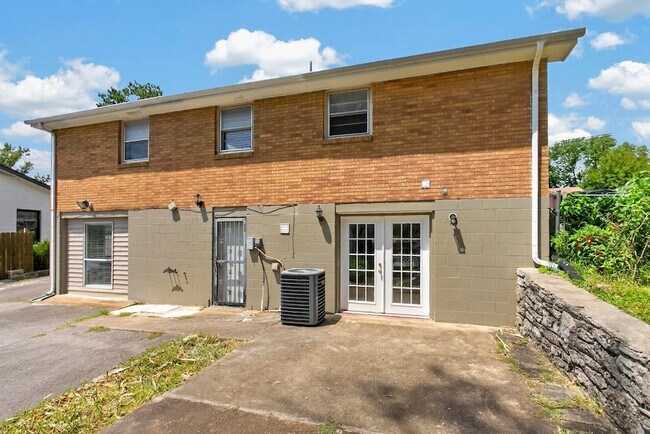 Building Photo - 261 Eisenhower Dr