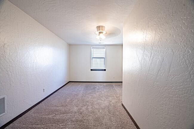 Building Photo - 6649 N Madellaine Dr
