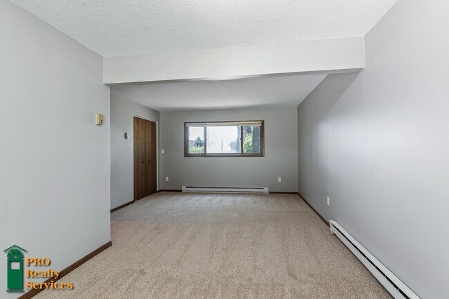 Building Photo - Spacious 4 Bedroom Home **Half Off October...