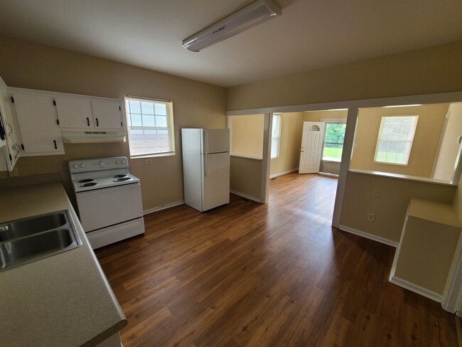 Building Photo - Burlington 4 Bed, 1 Bath - Nice Neighborhood