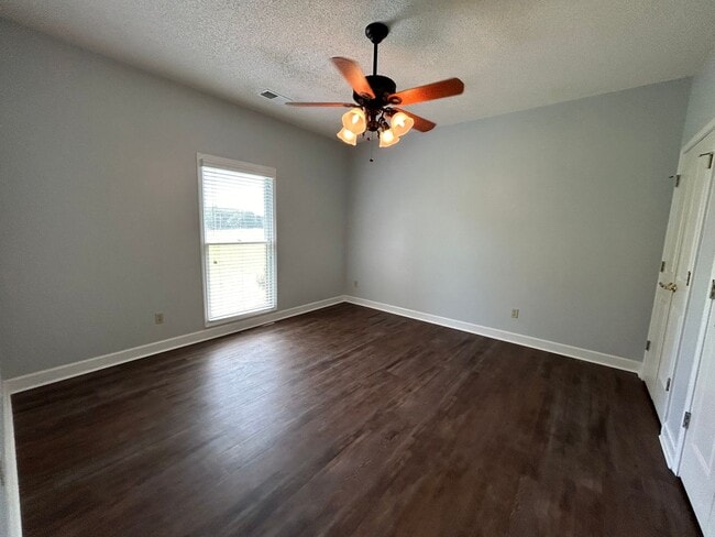 Building Photo - Desirable Oakland Home on Acreage. Owner W...