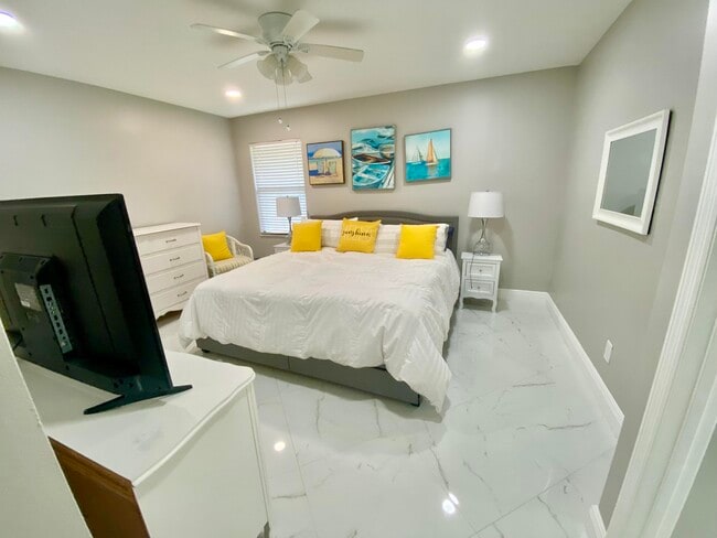 Building Photo - 1127 E Seminole Ave