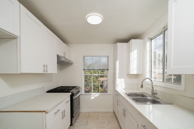 Building Photo - COZY 2 BED 1 BATH UPSTAIRS UNIT