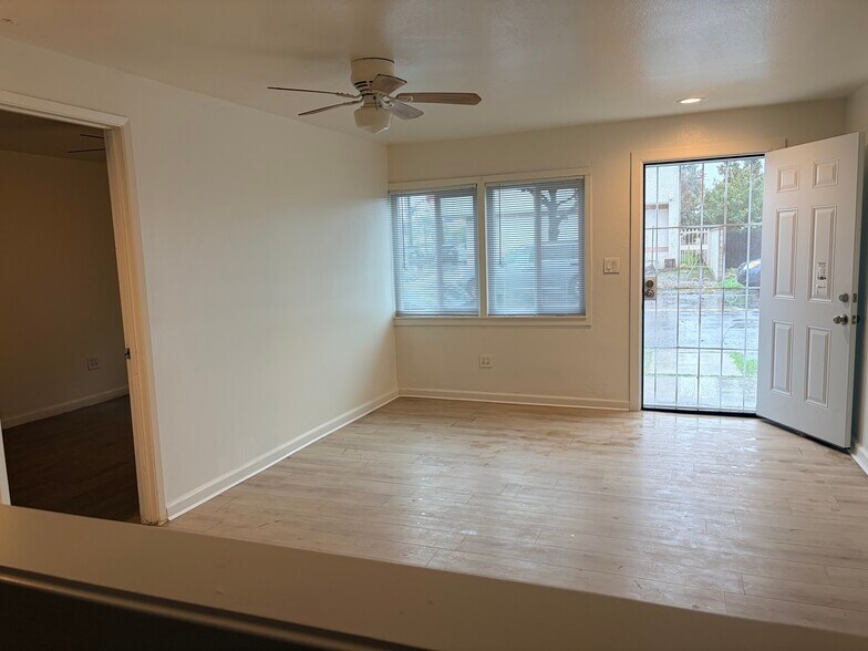 Living - 10952 Rose St