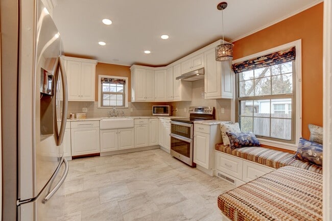 Building Photo - 3 Bed | 1 Bath in Midtown!