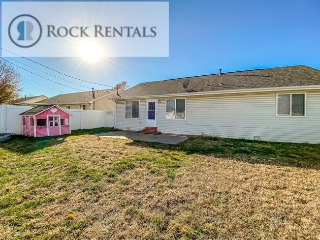 Building Photo - Beautiful 3 Bed 2 Bath Home in Quiet Neighborhood