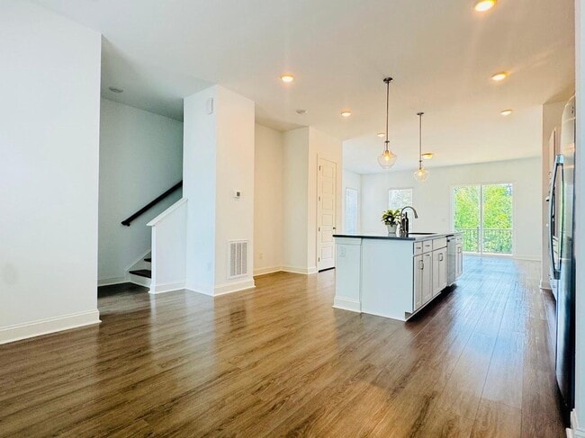 Building Photo - 4 Bedroom Townhome 2 Car garage - Wake Forest