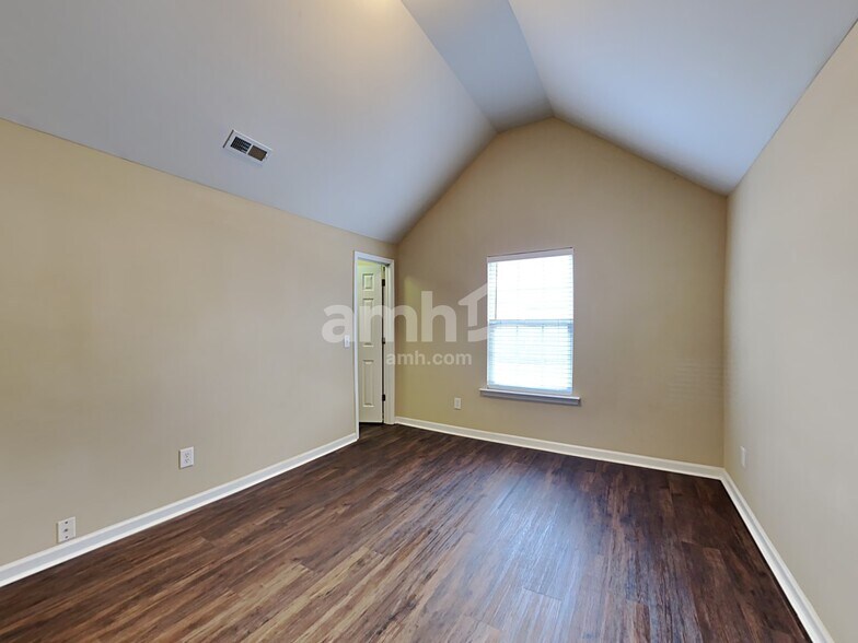 Building Photo - 5152 Chasteal Trl