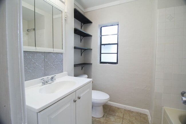 Building Photo - 3255 Clemwood Dr