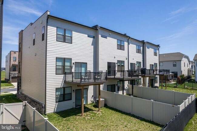 Building Photo - 870 Amity St