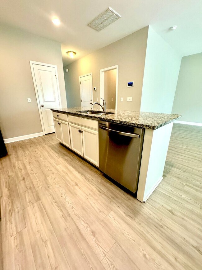 Building Photo - 3 Bed 2 Bath Townhome Located in Cokers Commons in Goose Creek!