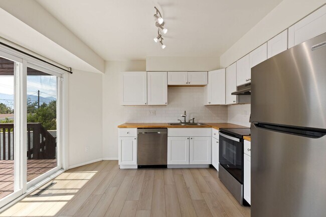 Building Photo - 4 bedroom with large backyard