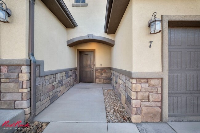 Building Photo - Charming 3 Bedroom Townhome