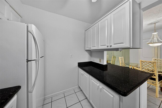 Building Photo - 6253 Bay Club Dr