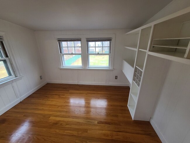 Building Photo - 2 Bedroom Single-Family Home