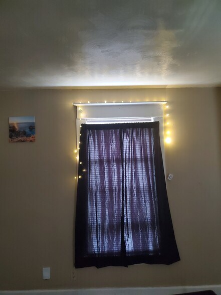 Building Photo - 528 W 4th St