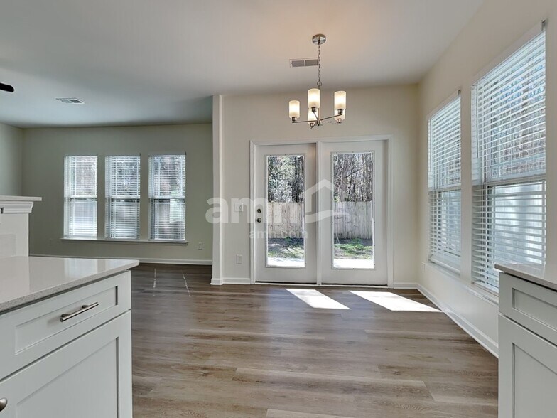 Building Photo - 620 Summer Hill Way