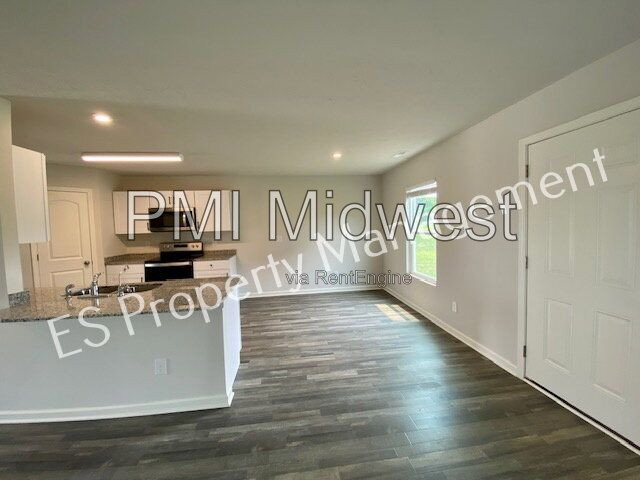 Building Photo - 2913 W Kings Cyn Dr