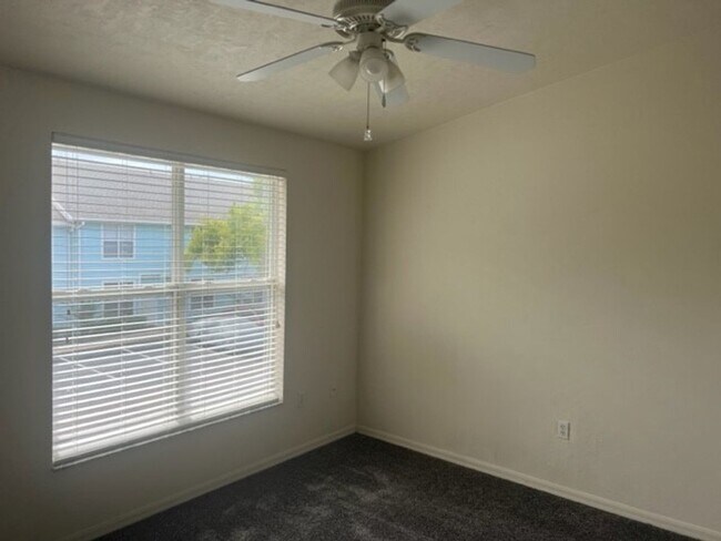 Building Photo - Spacious townhome in Kensington North