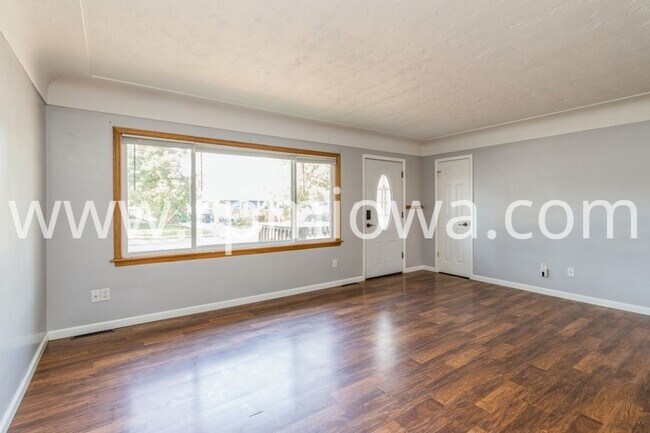 Building Photo - UPTOWN ANKENY!! 3 Bedroom, 2 Bath Home in Ankeny