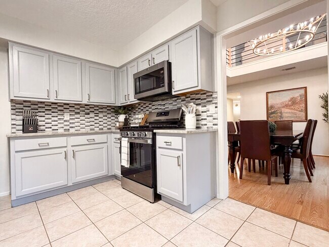 Building Photo - 29 Pinewood Forest Ct