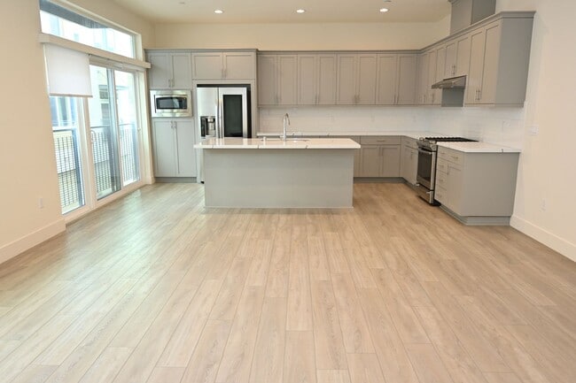 Building Photo - Upscale 2-BR Dual-Suite Condo in Downtown San Jose