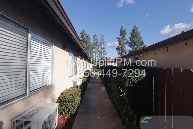 Building Photo - 820 Scranton St