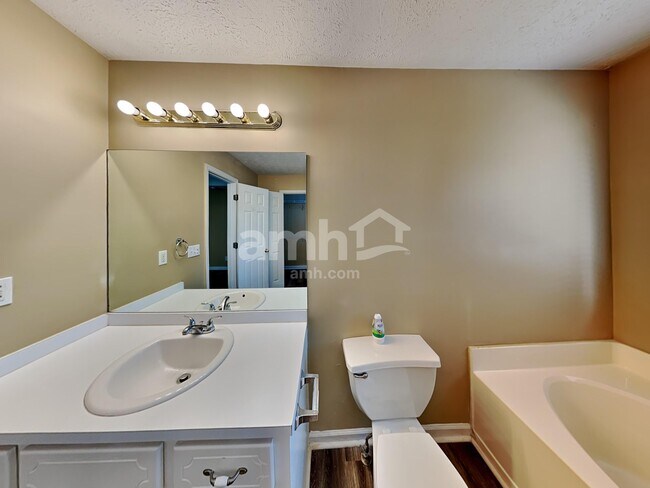 Building Photo - 1005 Whispering Woods Dr