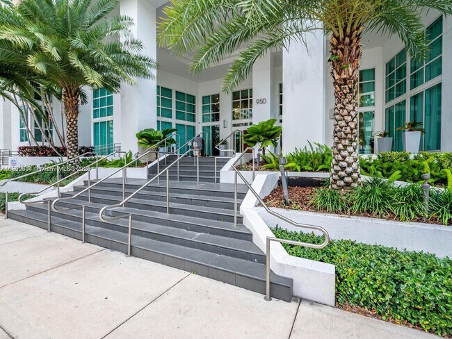 Building Photo - 950 Brickell Bay Dr