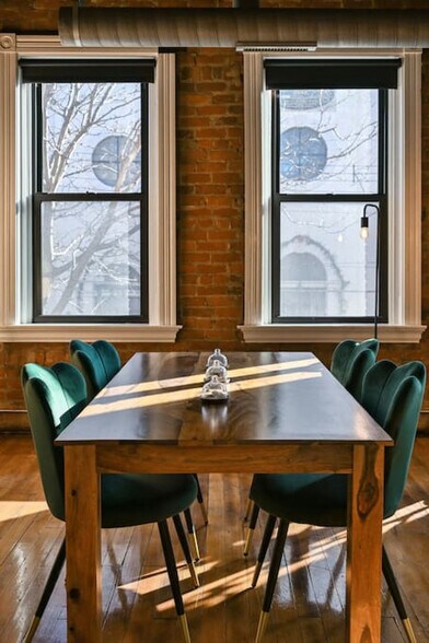 Building Photo - 100 E 13th St