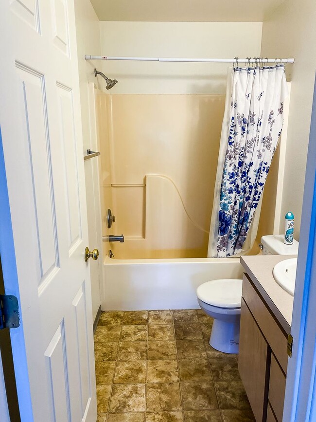 Building Photo - 3bed/2bath ground floor condo close to U of I, Shopping, Public Transportation