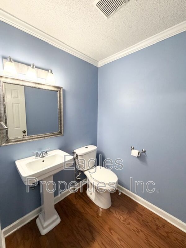 Building Photo - 100 Lakeshore Ct
