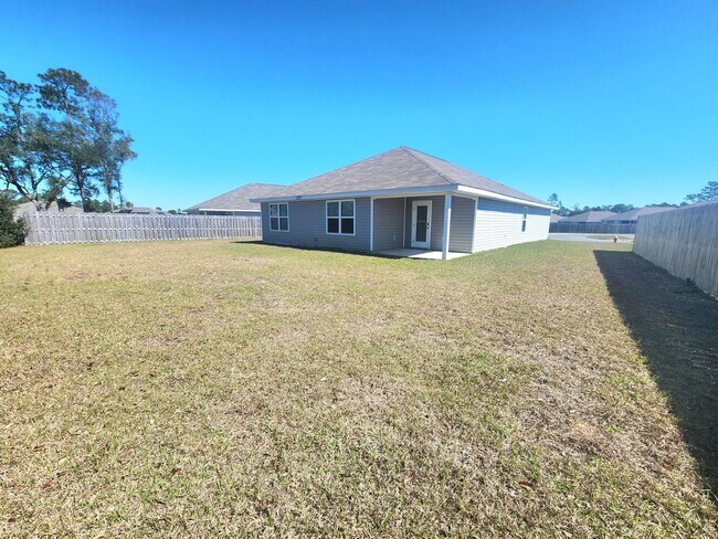 Building Photo - Perfectly Located, Pet Friendly, 4/2 Home ...