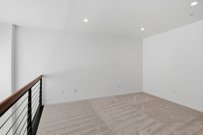 Building Photo - 2Bd/1.75Ba Bellevue Townhome