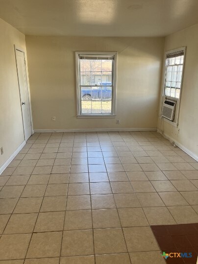 Building Photo - 805 W Kern Rd