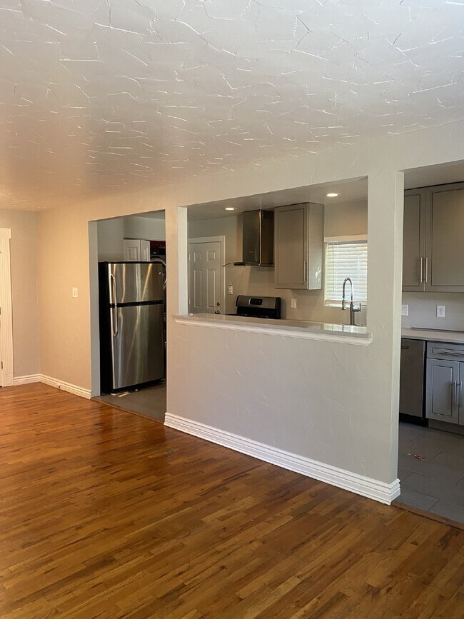 Building Photo - MOVE IN SPECIAL: Move in before November 2...