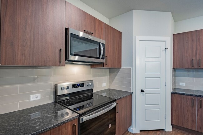 Building Photo - AVAILABLE NOW! GORGEOUS 2 BEDROOM FOUR PLE...