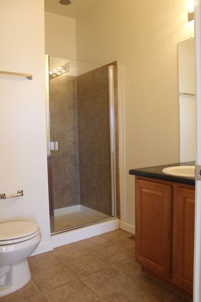 Building Photo - Beautiful 3 BR/3 1/2 BA Townhouse in Stonegate!!
