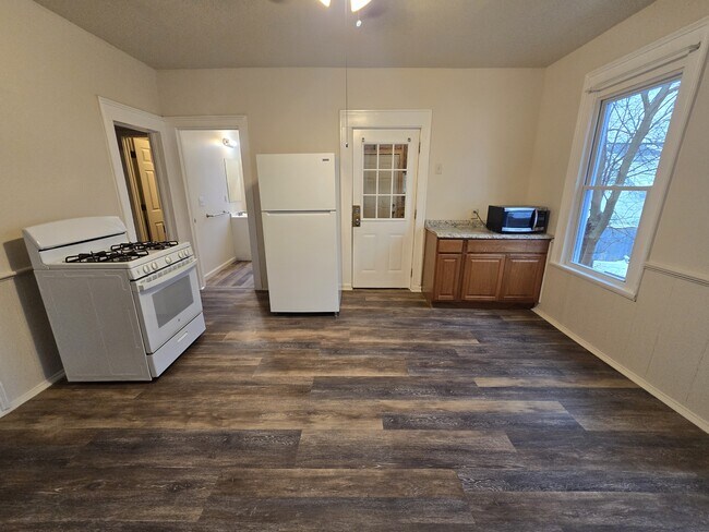 Building Photo - 804 E Division St