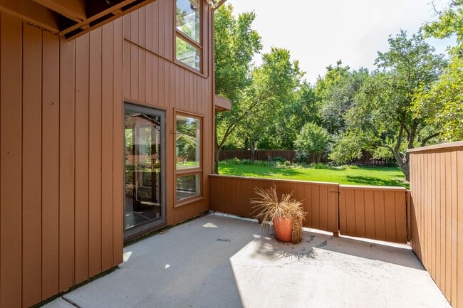 Building Photo - Beautiful Townhome in Central Colorado Springs!