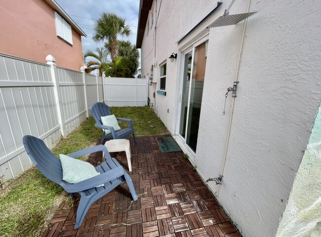 Building Photo - "Charming 2-Bed Townhouse with Modern Comf...