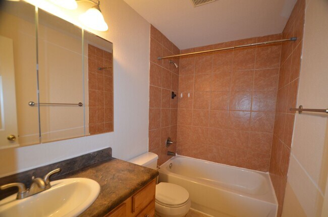 Building Photo - Oak Street Duplex