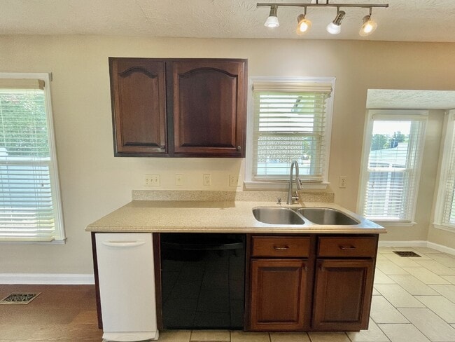 Building Photo - 4 bedroom, 3 bathroom Nest in Spring Lake