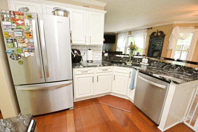 Building Photo - Large 4-5 bedroom 2.5 bath home in South B...