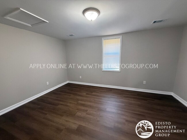 Building Photo - Updated 3BR Home with Large Yard